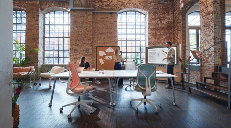 Fotele pracownicze do biura w Warszawie. Standard, który realnie wpływa na komfort pracy