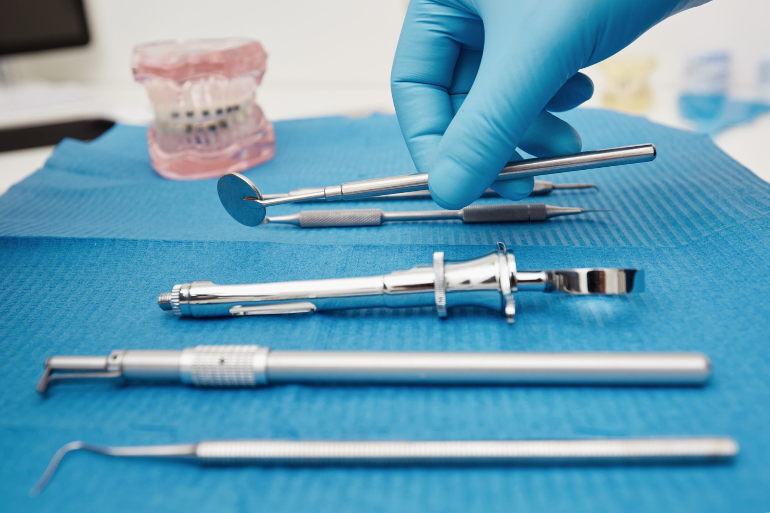 Cyfryzacja i nowoczesne standardy zaopatrzenia – jak nowoczesne hurtownie wspierają rozwój gabinetów dentystycznych?